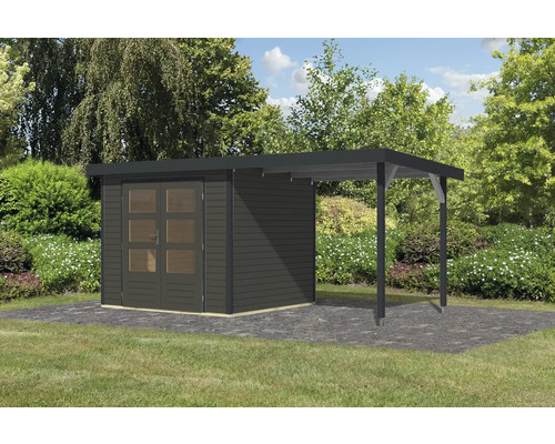 Gartenhaus mit Anbau auf einer gepflasterten Fläche und Rasenfläche