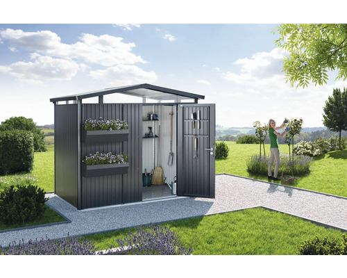 Abri de jardin ouvert dans le jardin avec étagères, jardinières et outils de jardinage