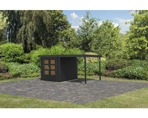 Scène de jardin avec remise à outils et annexe sur pavés et pelouse