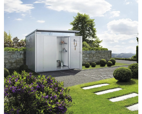 Abri de jardin métallique avec portes ouvertes dans le jardin