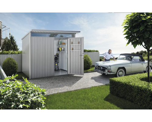 Metall Gerätehaus mit Regalen, Hochdruckreiniger und Mann, der ein Auto putzt