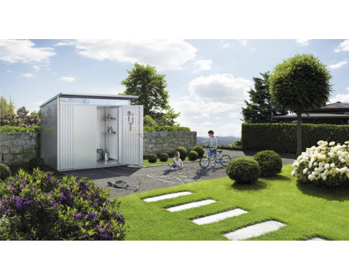 Scène de jardin avec abri de jardin en métal, enfants jouant et pelouse