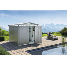 Gartenschrank aus Metall mit geöffneten Türen und Werkzeugen im Inneren auf einer Holzterrasse