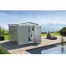 Gartenszene mit Gerätehaus, Gartengeräten, Holzterrasse, Pool und Frau auf einer Liege