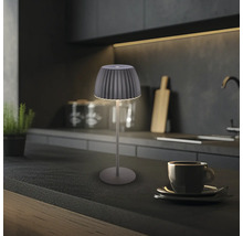 Dekorative Tischleuchte auf einer Küchentheke