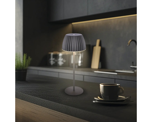 Dekorative Tischleuchte auf einer Küchentheke