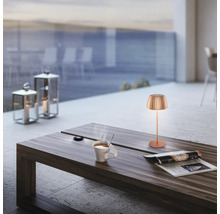 Szene mit Tischleuchte, Tasse Kaffee und Zeitung auf einem Tisch