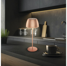 Tischleuchte auf Küchentheke mit Tasse