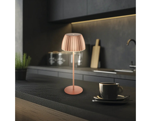 Tischleuchte auf Küchentheke mit Tasse