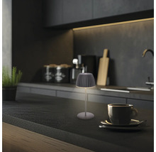 Dekorative Tischleuchte auf einer Küchentheke mit Tasse