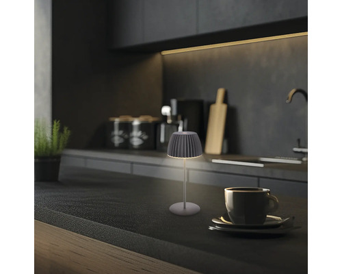 Dekorative Tischleuchte auf einer Küchentheke mit Tasse