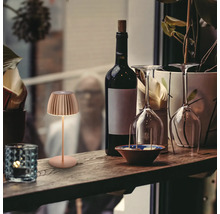 Dekorative Tischleuchte mit Lampenschirm auf einem Holztisch