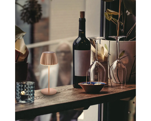 Dekorative Tischleuchte mit Lampenschirm auf einem Holztisch
