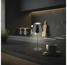 Dekorative Tischleuchte auf einer Küchentheke