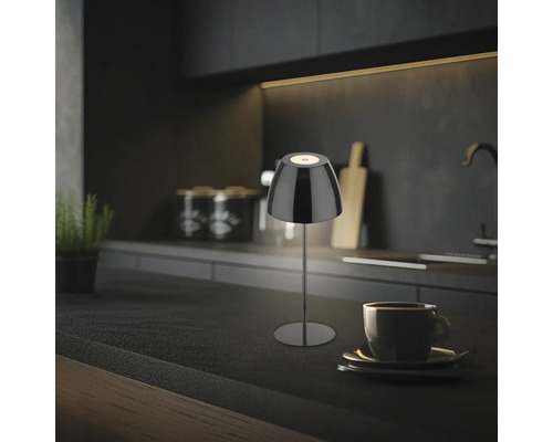 Dekorative Tischleuchte auf einer Küchentheke