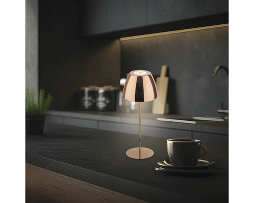 Dekorative Tischleuchte auf einer Küchentheke