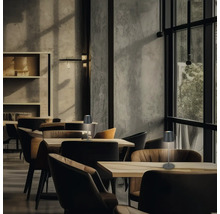 Innenraum mit Tischen, Stühlen und Tischleuchten