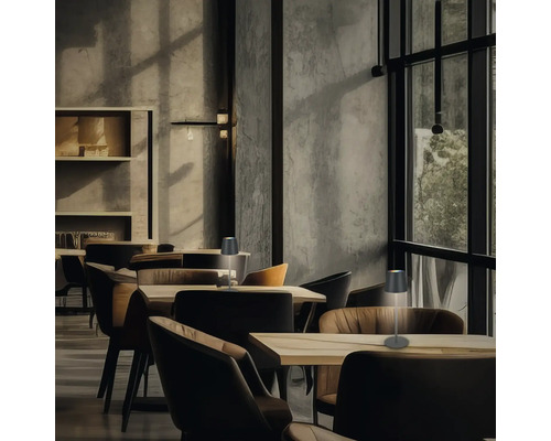 Innenraum mit Tischen, Stühlen und Tischleuchten