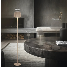 Verschiedene Größen einer Tischleuchte in einem Wohnzimmer: Nano, Mini, Classic und Maxi.