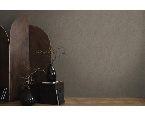 Scène avec papier peint textile brun, paravent et décoration