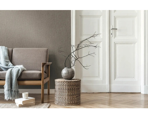 Salon avec canapé, table d''appoint et décoration pour une ambiance chaleureuse.