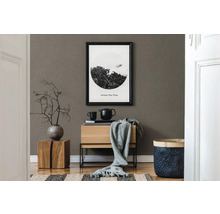 Intérieur avec commode, décoration et image encadrée au mur