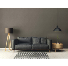 Salon avec canapé, lampadaire et suspension