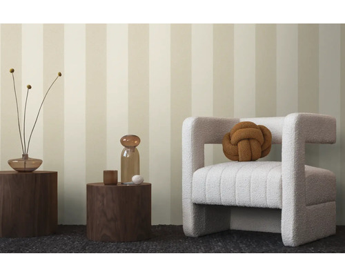 Dekoratives Zimmer mit gestreifter Tapete, Sessel und Holzhockern