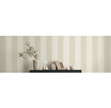 Raumansicht mit gestreifter Tapete