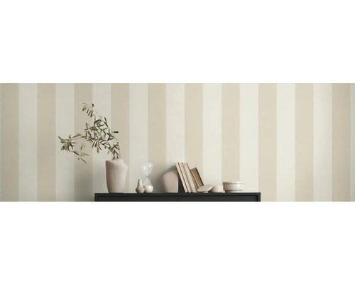 Raumansicht mit gestreifter Tapete