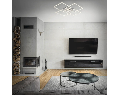 Wohnzimmer mit Kamin, Fernseher und moderner Deckenleuchte