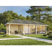 Maison de jardin moderne avec façade en verre, fauteuil suspendu et chemin pavé dans le jardin.