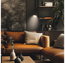 Wohnzimmer mit Ledersofa, Stehlampe und Bücherregal für ein gemütliches Ambiente