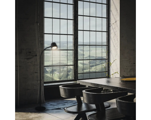 Interieur mit Esstisch, Stühlen und Stehlampe vor großem Fenster mit Landschaftsblick