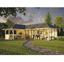 Grand pavillon de jardin en bois avec barbecue, table à manger et sièges dans le jardin.