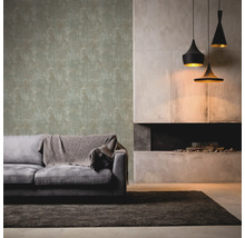 Wohnzimmer mit Couch, Decke, Tapete, Kamin und Hängelampen