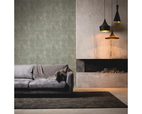 Wohnzimmer mit Couch, Decke, Tapete, Kamin und Hängelampen