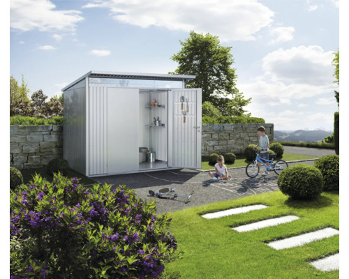 Scène de jardin avec abri de jardin, enfants jouant et accessoires de jardin