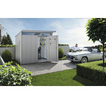 Abri de jardin métallique avec portes ouvertes et homme nettoyant une voiture