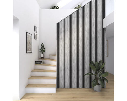 Couloir lumineux avec escalier, revêtement mural en lamelles de bois et plantes d''intérieur.