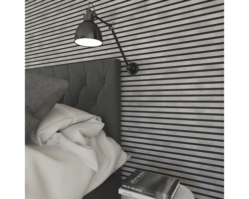 Chambre avec lit, panneaux muraux et applique murale réglable