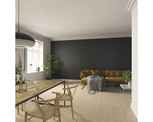 Salon lumineux avec plancher en bois, table à manger, chaises et canapé devant un mur sombre