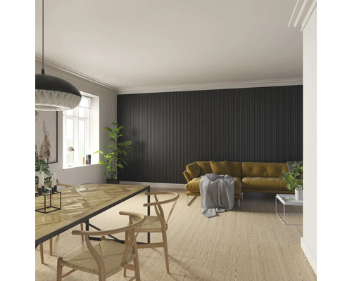 Salon avec table à manger, chaises et canapé devant un lambris mural