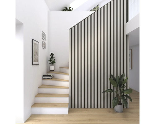 Cage d''escalier avec marches en bois, panneaux muraux et plantes d''intérieur