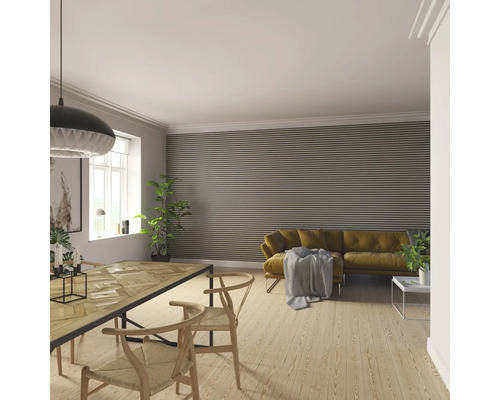 Salon avec table à manger, chaises et canapé devant un mur avec des panneaux de bois