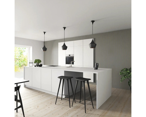 Cuisine moderne avec îlot de cuisine, tabourets de bar et suspensions