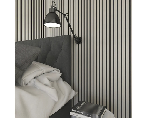 Chambre à coucher avec applique murale, lit et table de chevet