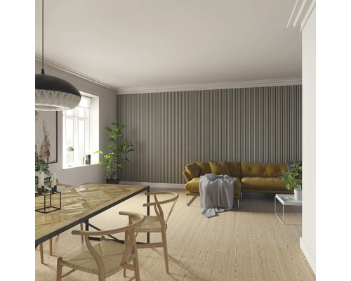 Salon lumineux avec table à manger, chaises, canapé et panneaux muraux