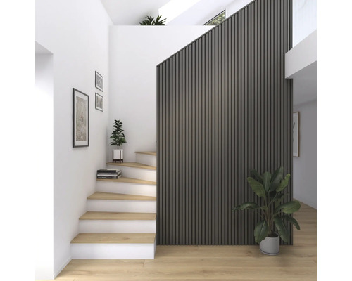 Cage d''escalier lumineuse avec marches en bois, tableaux muraux et mur décoratif à lamelles