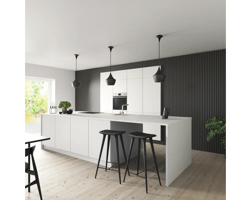 Cuisine moderne avec îlot, tabourets de bar et suspensions